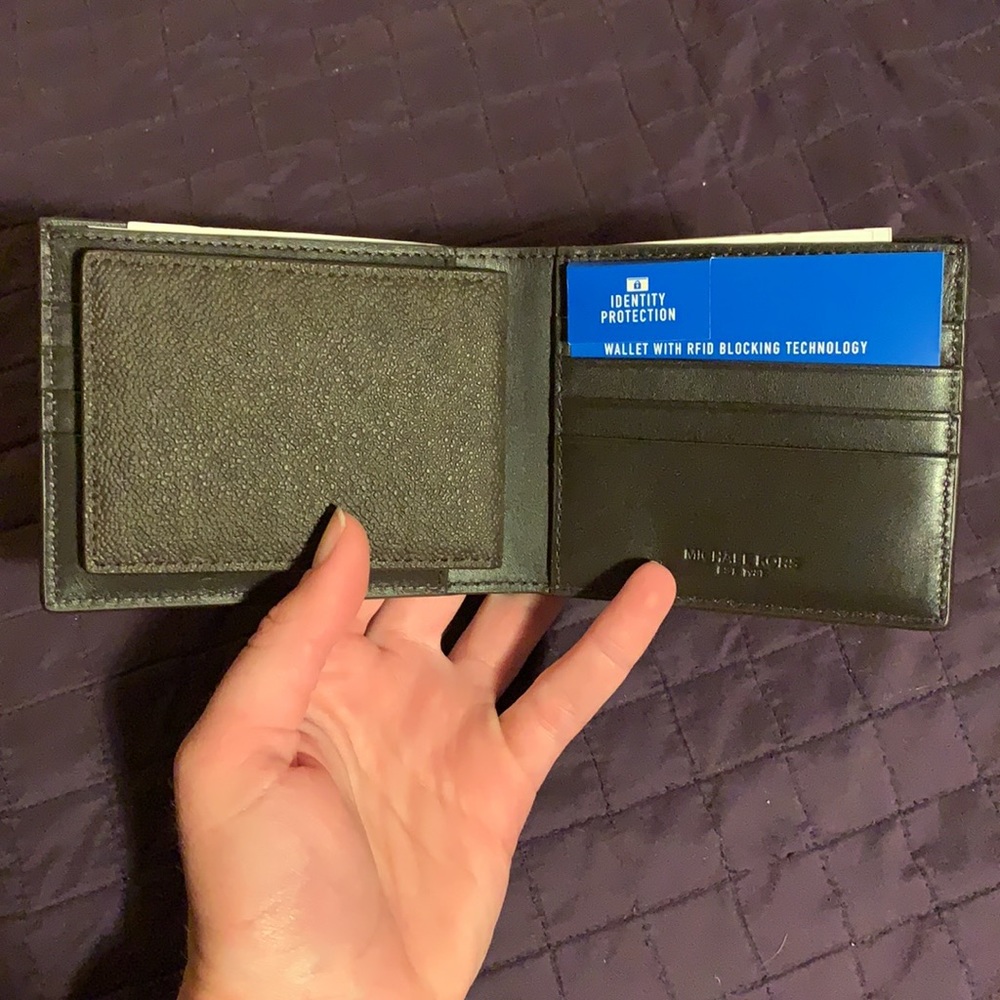 Brand new Michael Kors wallet - Picture 3 of 6